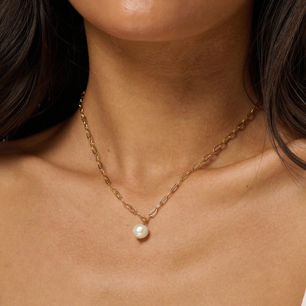 Solis Pearl Necklace